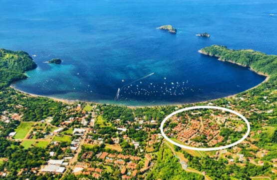 The Las Palmas neighborhood is perfectly placed just a 5 minute walk to the ocean. Amenities like restaurants, grocery stores and coffee shops are even closer than that!