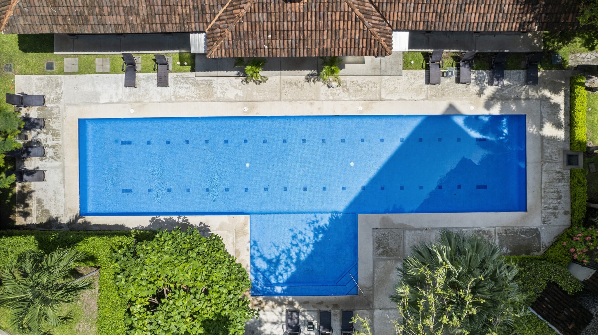 Hermosa del Mar offers 2 pools, a gym, and a kids play area.