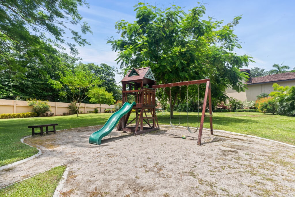 Hermosa del Mar offers a kids play area, 2 pools and a gym.